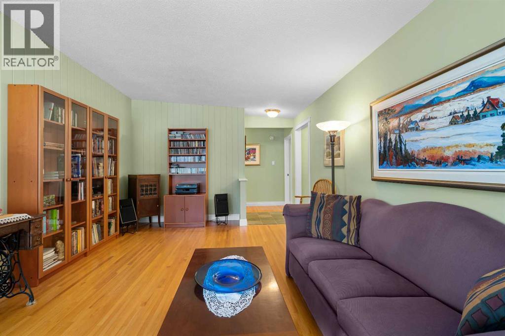 Photo 6 of 4440 Brentwood Green Nw, Calgary AB