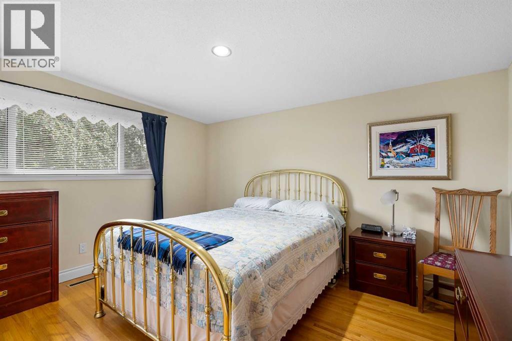 Photo 9 of 4440 Brentwood Green Nw, Calgary AB