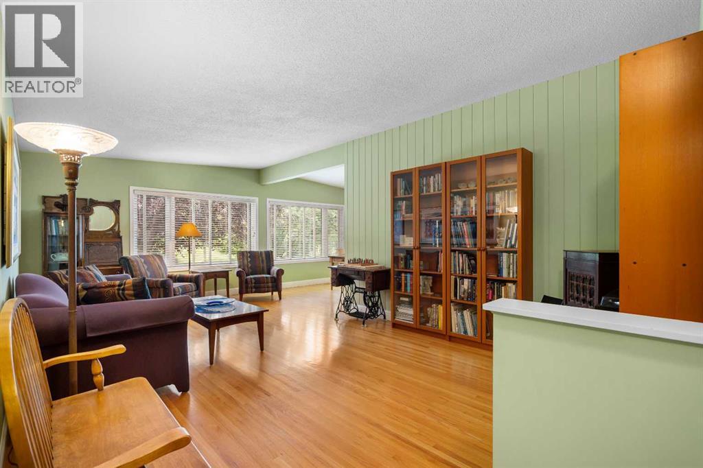 Photo 8 of 4440 Brentwood Green Nw, Calgary AB