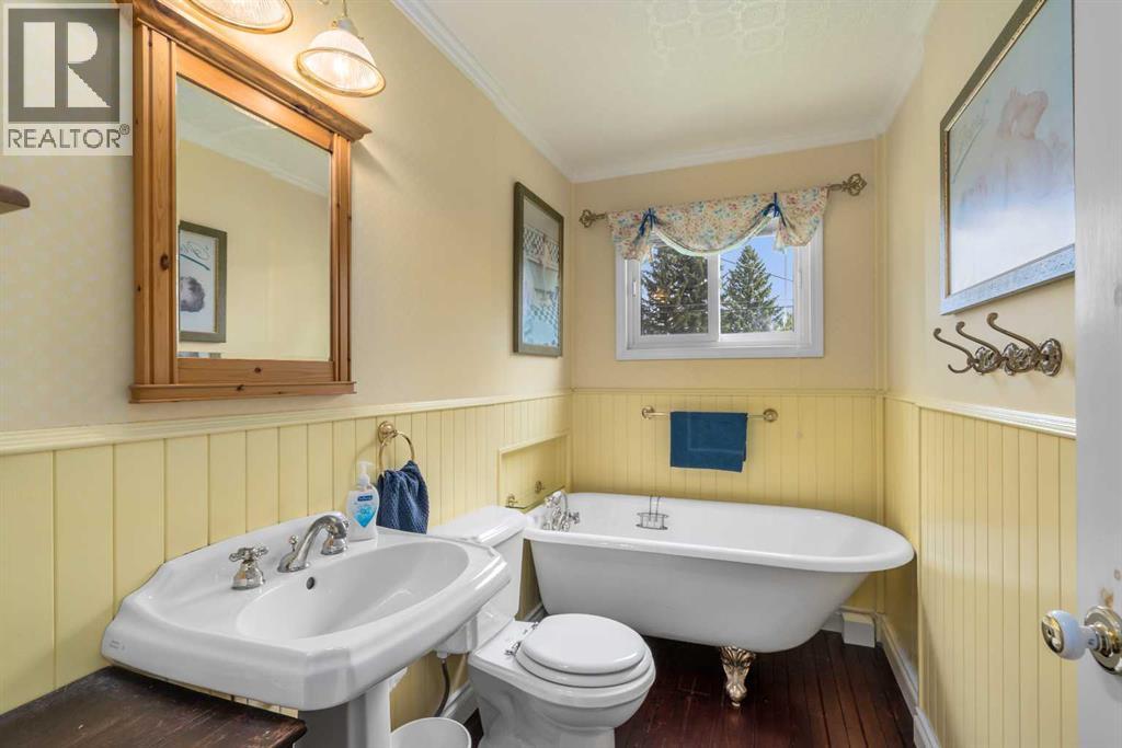 Photo 3 of 4440 Brentwood Green Nw, Calgary AB
