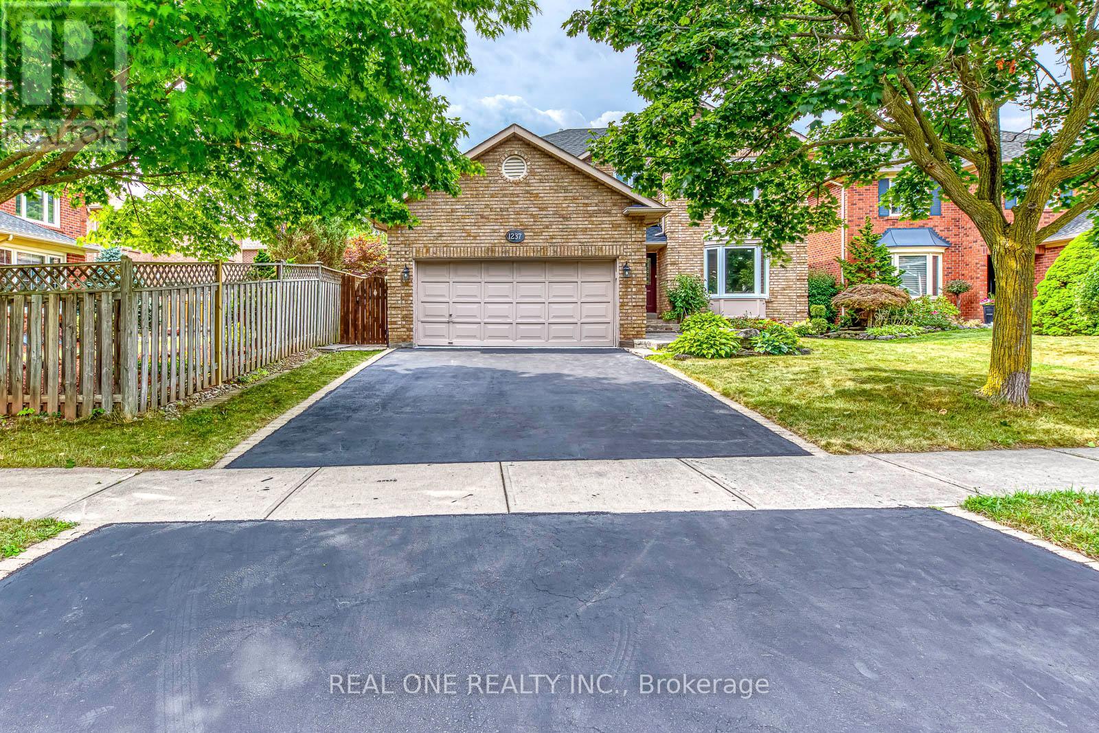Photo 16 of 1237 Woodview Drive, Oakville ON