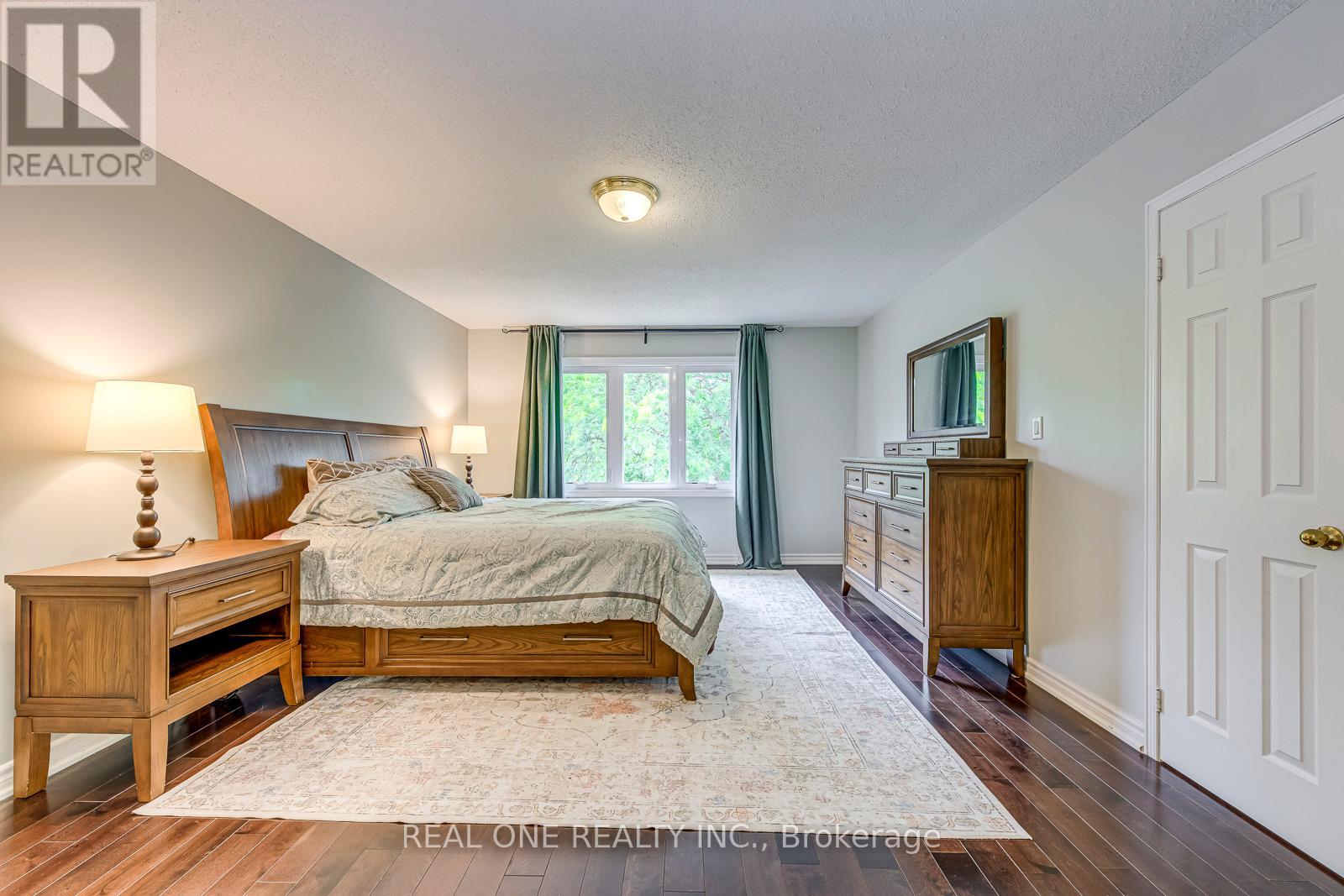 Photo 15 of 1237 Woodview Drive, Oakville ON
