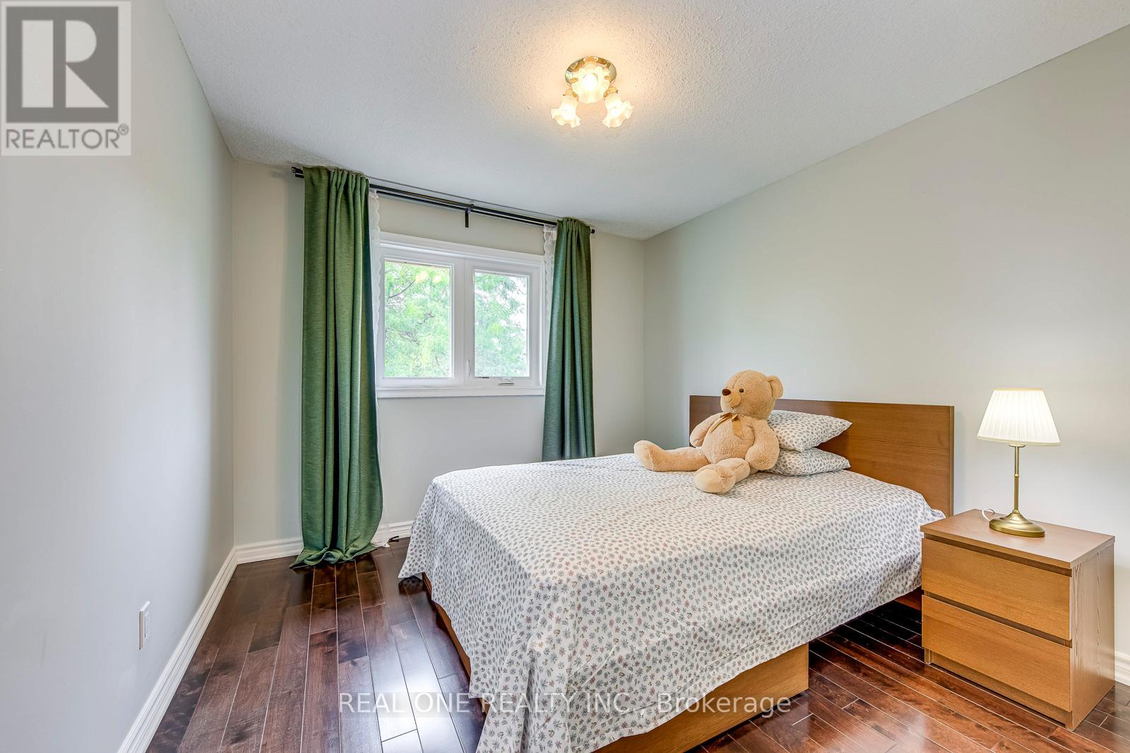 Photo 17 of 1237 Woodview Drive, Oakville ON
