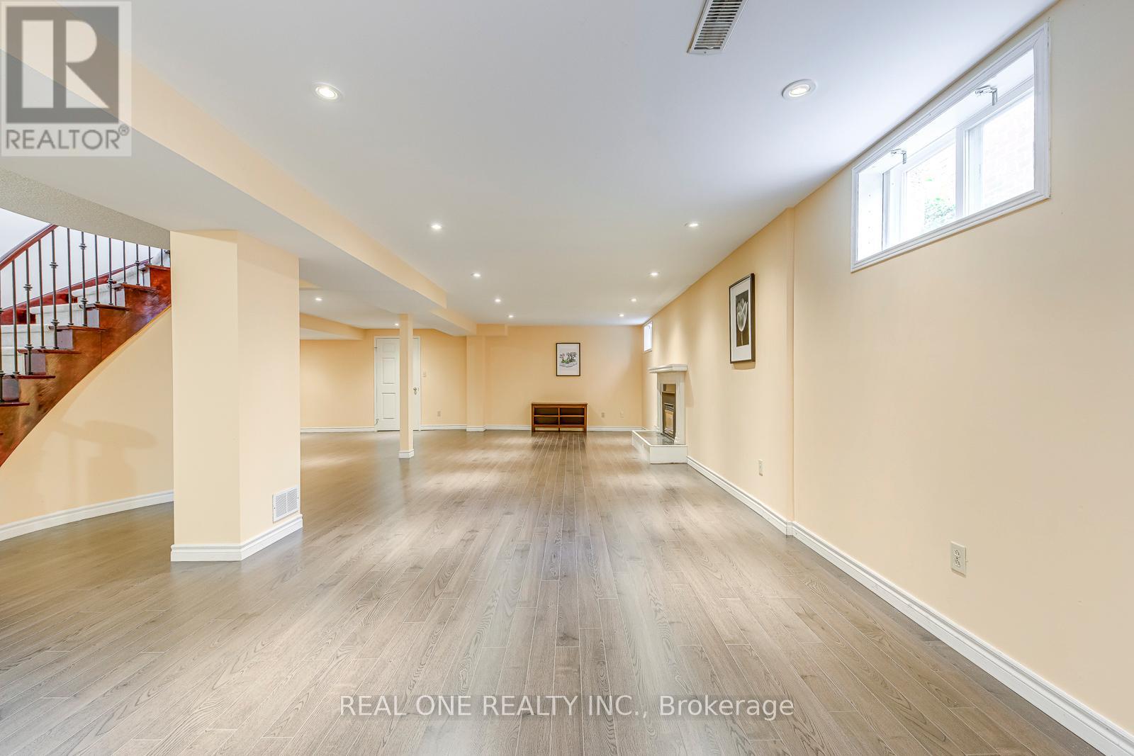 Photo 38 of 1237 Woodview Drive, Oakville ON