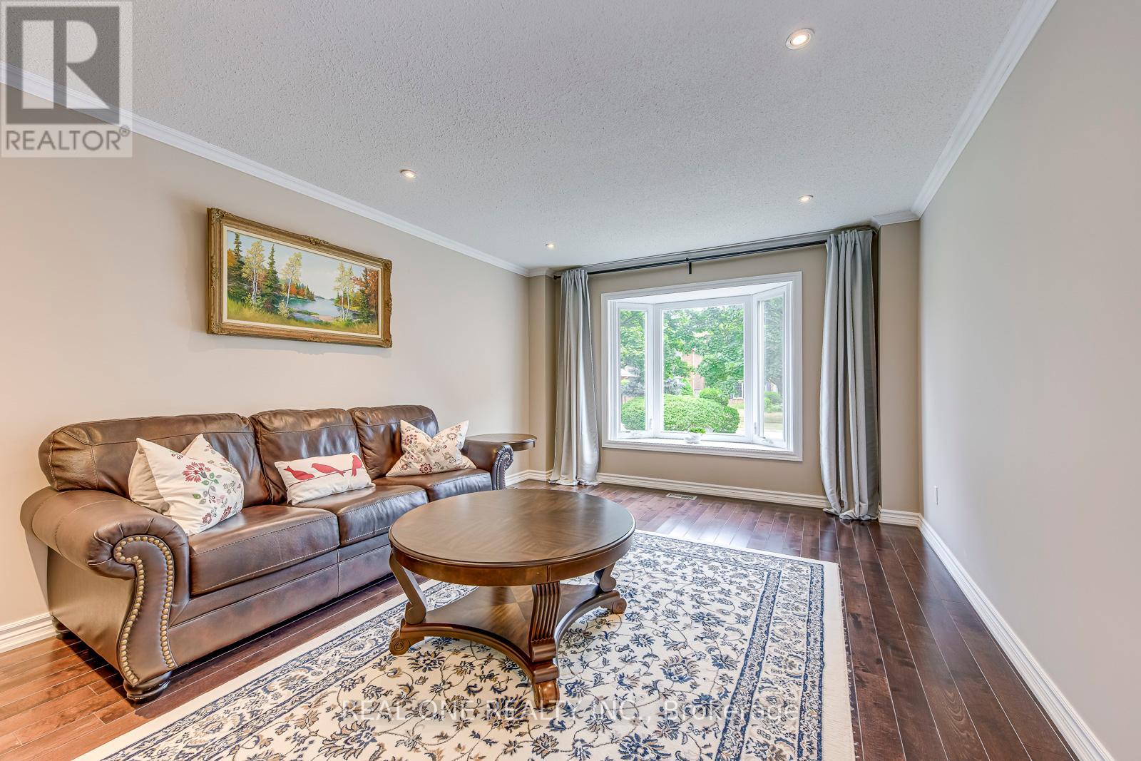 Photo 33 of 1237 Woodview Drive, Oakville ON