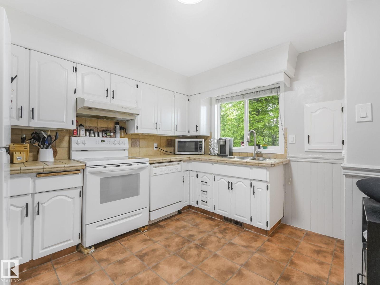 Photo 13 of 11514 122 St Nw, Edmonton AB