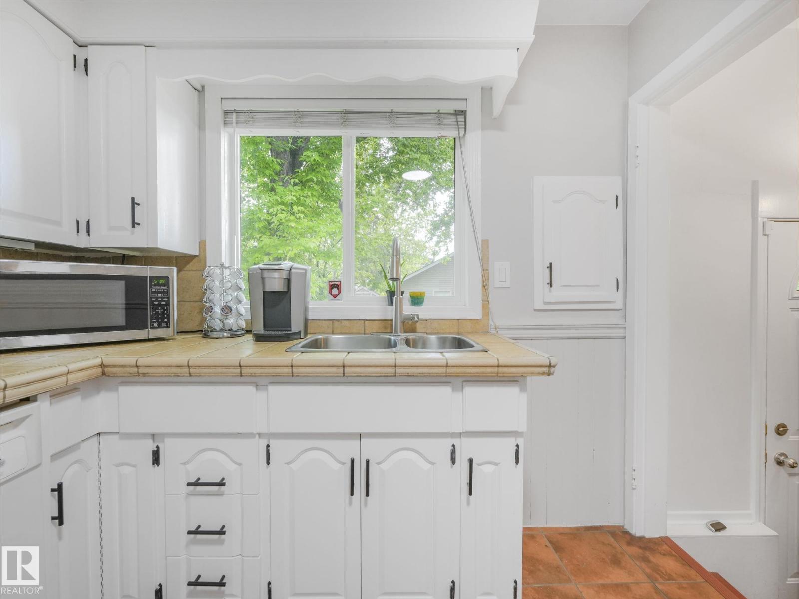 Photo 6 of 11514 122 St Nw, Edmonton AB