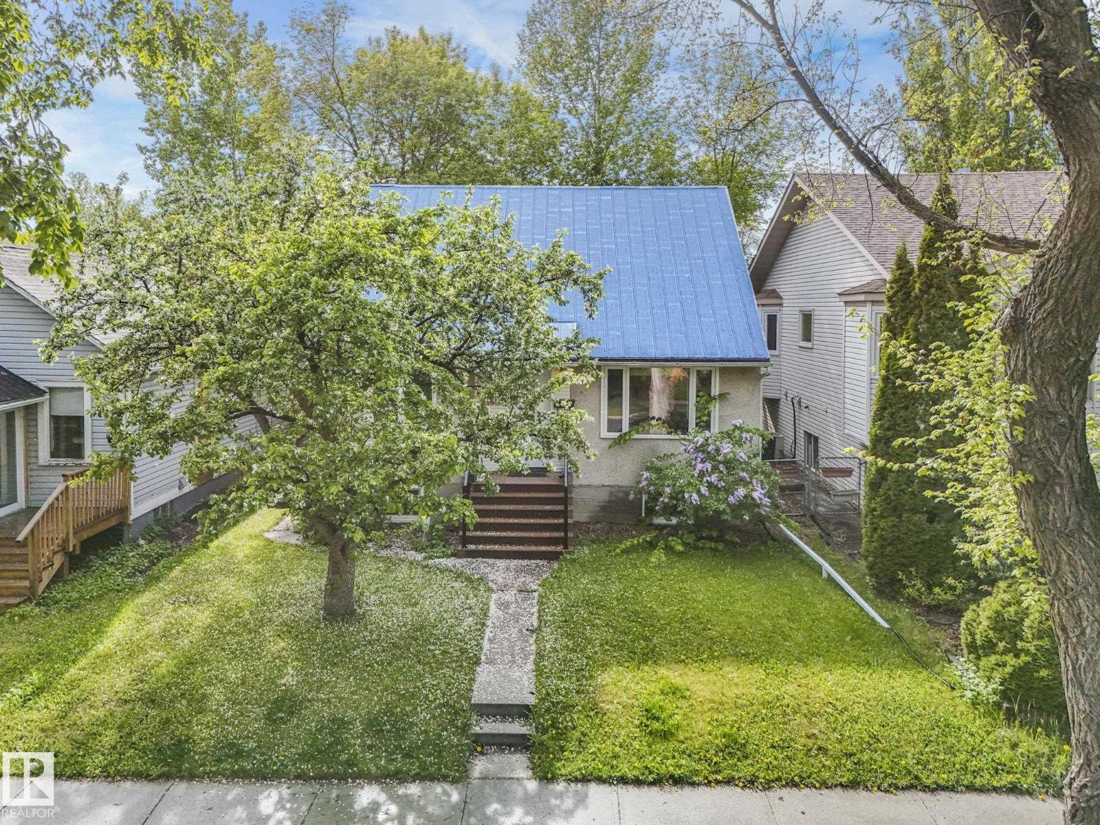 Photo 2 of 11514 122 St Nw, Edmonton AB