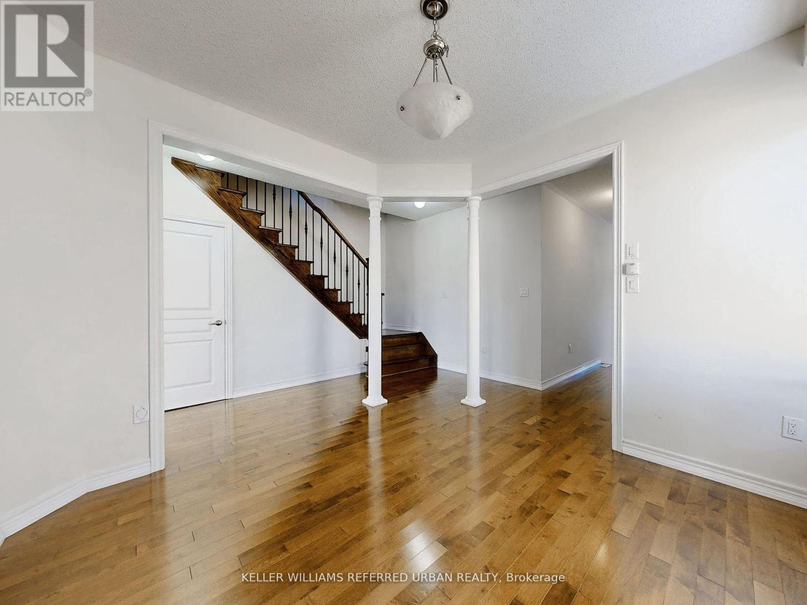 Photo 8 of 32 Haskett Drive, Markham ON