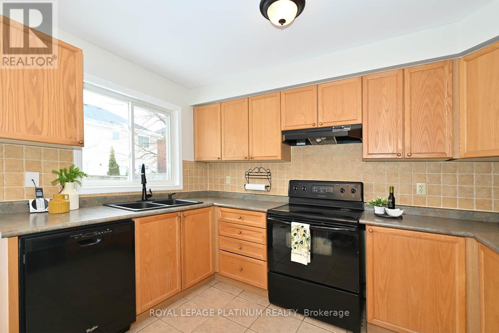 Photo 12 of 21 Vista Green Crescent, Brampton ON