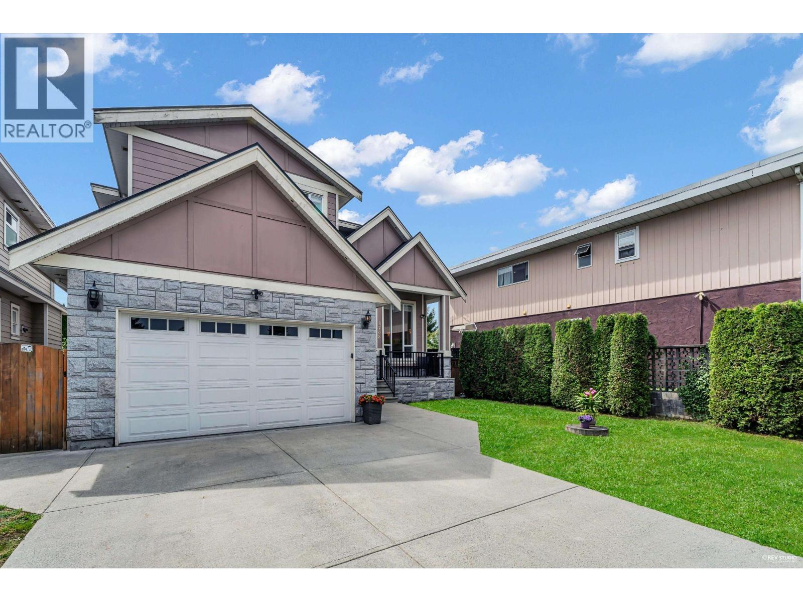 Photo 2 of 3768 Jambor Court, Burnaby BC