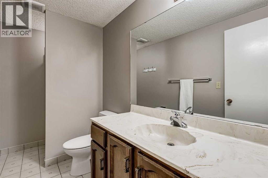 Photo 26 of 31 Woodmont Way Sw, Calgary AB