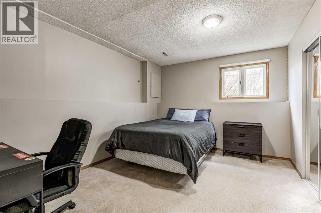 Photo 25 of 31 Woodmont Way Sw, Calgary AB