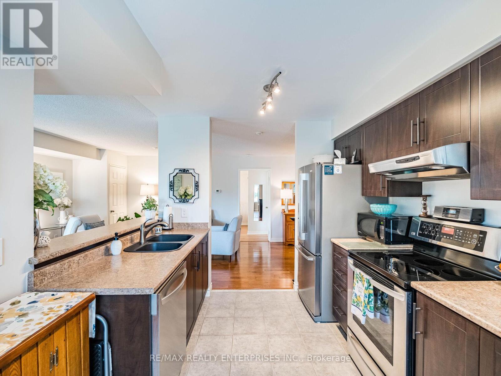 Photo 3 of 303 2300 Parkhaven Boulevard, Oakville ON
