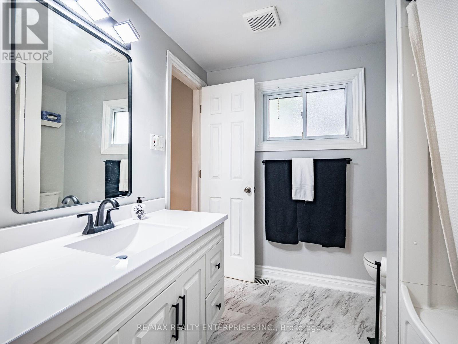 Photo 9 of 637 Artreva Crescent, Burlington ON