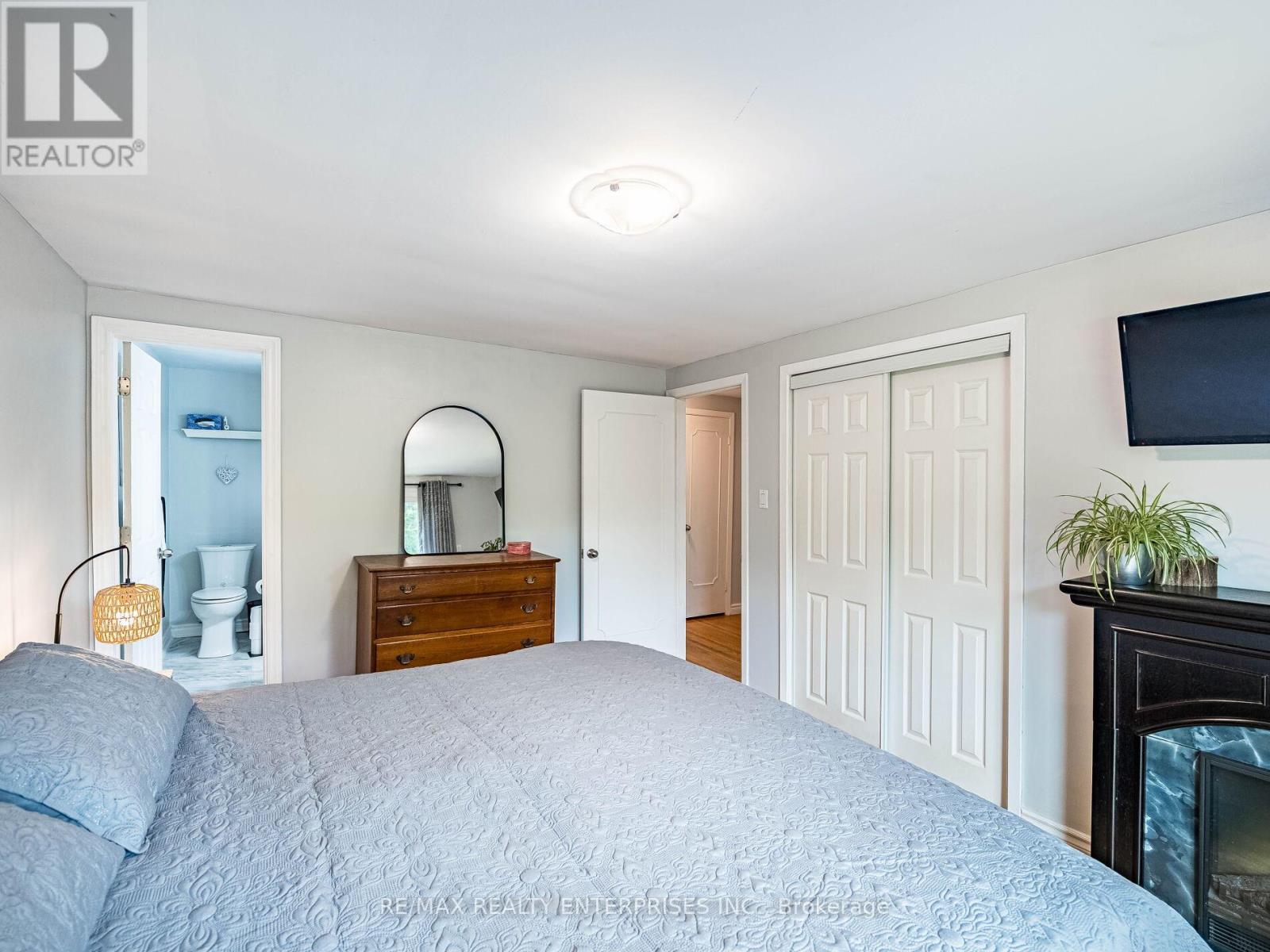 Photo 23 of 637 Artreva Crescent, Burlington ON