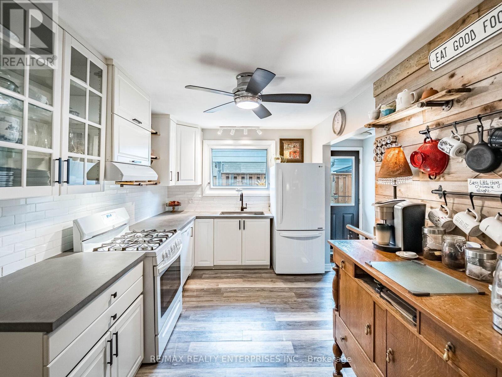 Photo 13 of 637 Artreva Crescent, Burlington ON
