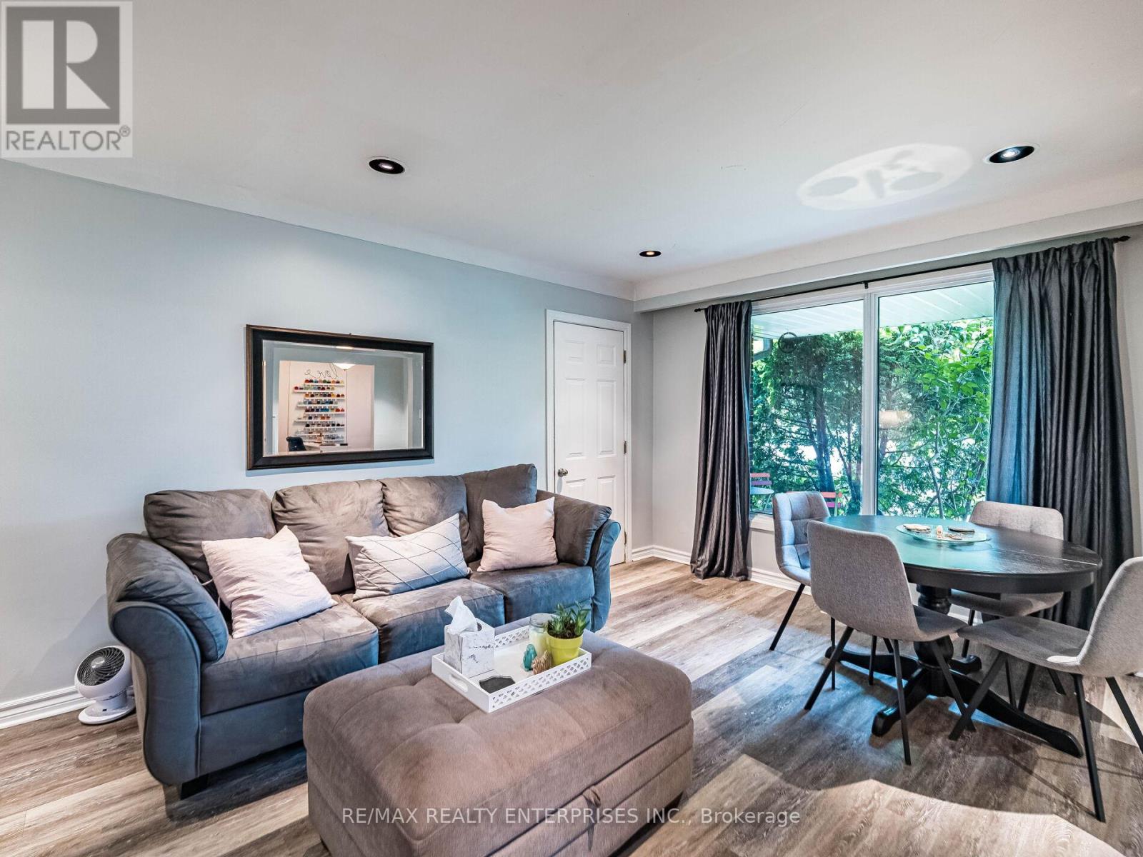 Photo 3 of 637 Artreva Crescent, Burlington ON