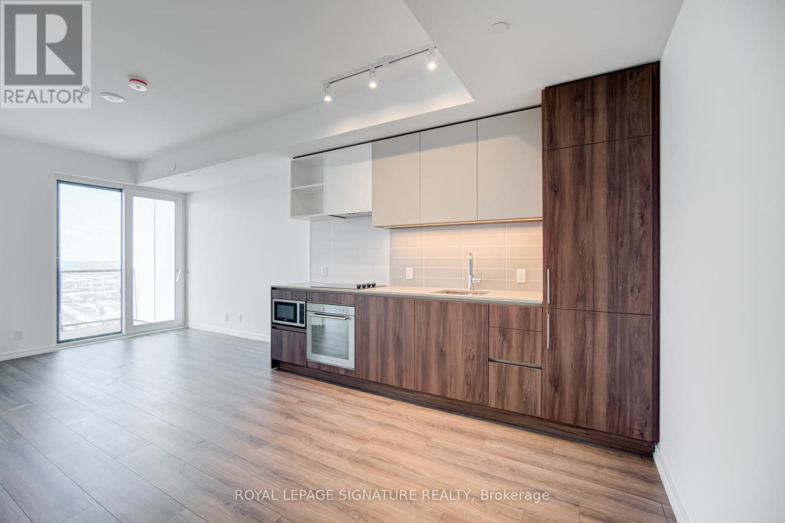 Photo 1 of 4715 1000 Portage Parkway, Vaughan ON