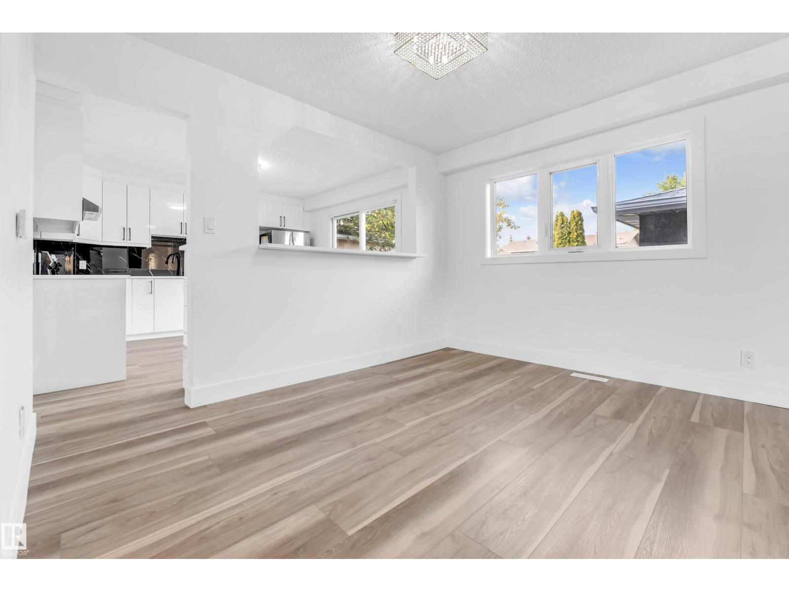 Photo 24 of 3508 84 St Nw, Edmonton AB