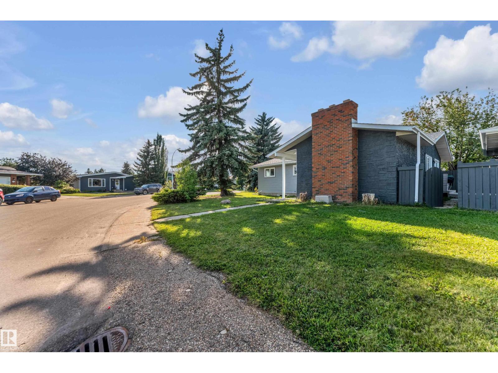 Photo 4 of 3508 84 St Nw, Edmonton AB