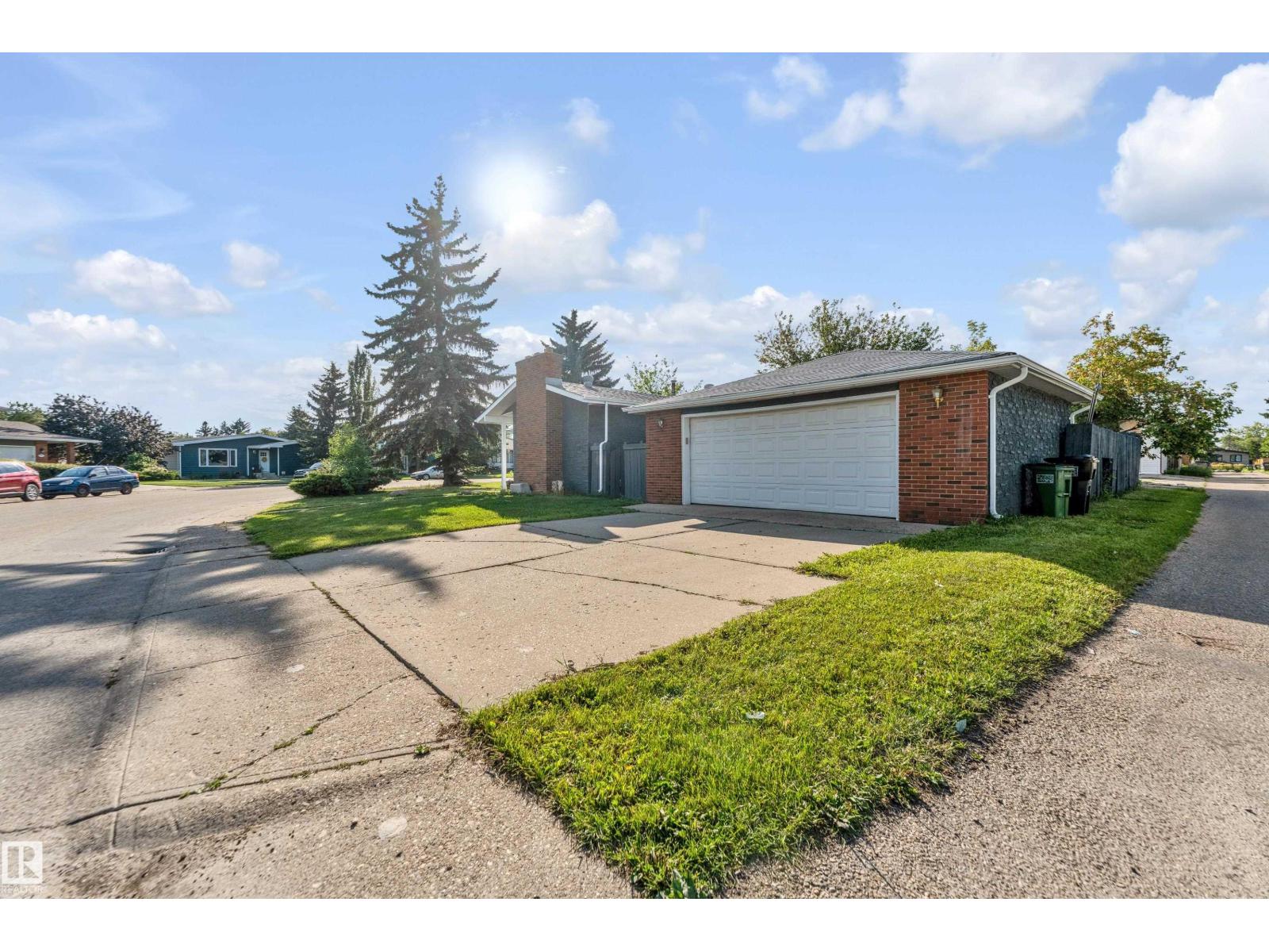 Photo 2 of 3508 84 St Nw, Edmonton AB
