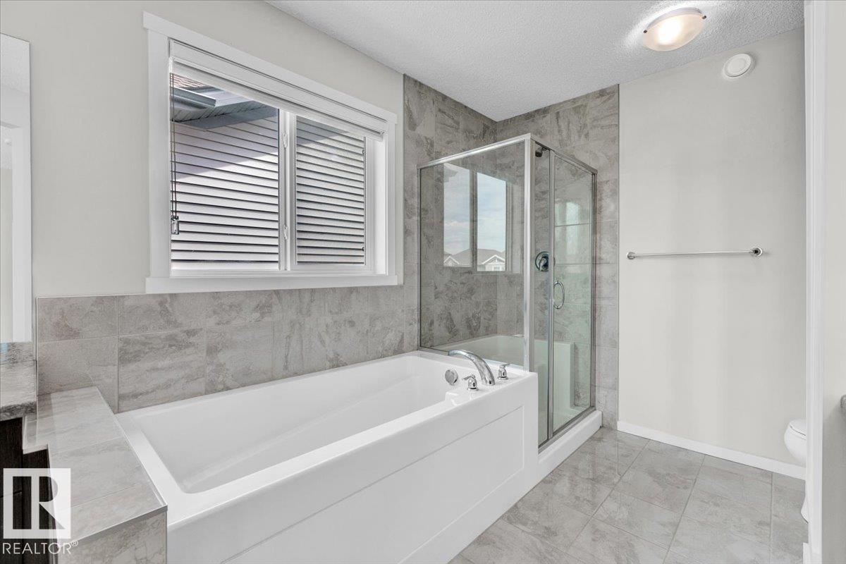 Photo 9 of 817 Eagleson Link Li Nw, Edmonton AB