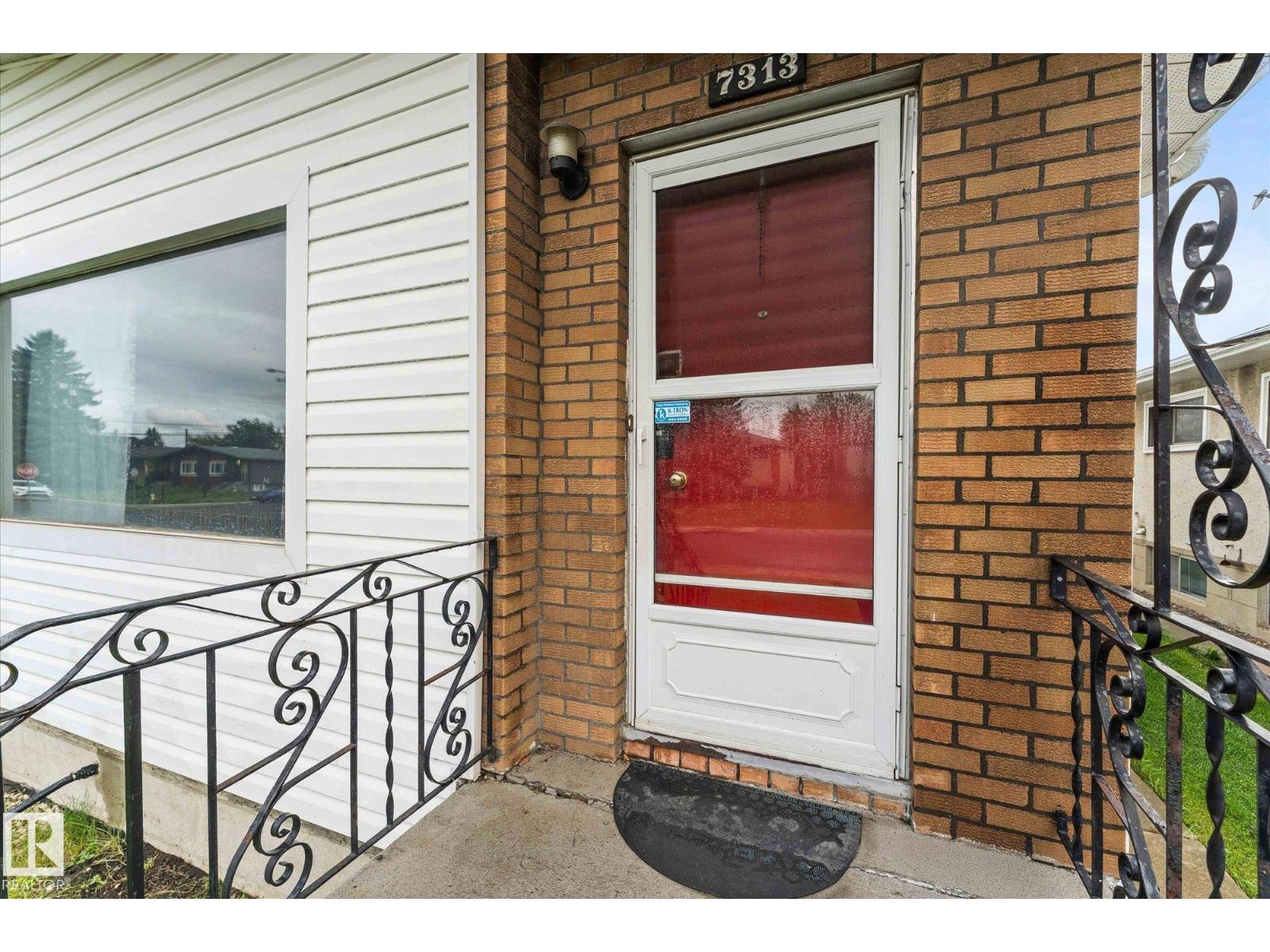 Photo 5 of 7311 7313 79 Av Nw, Edmonton AB
