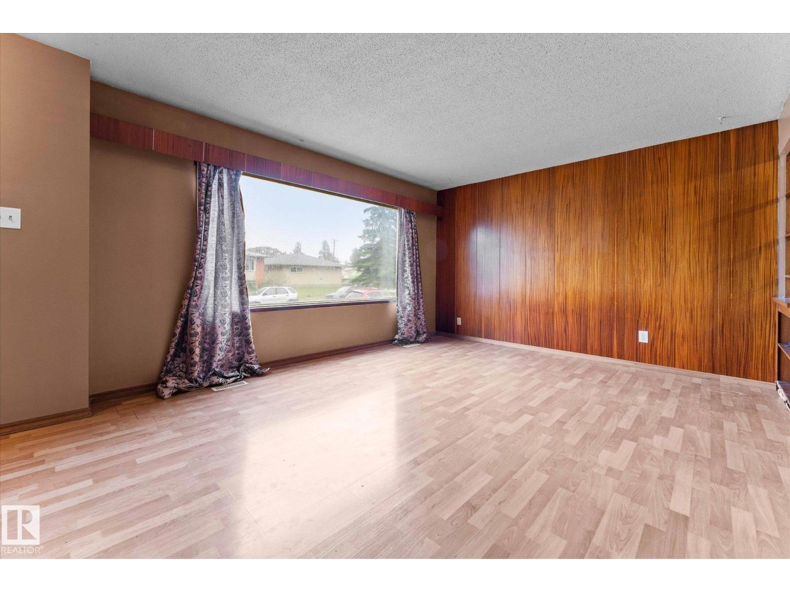 Photo 8 of 7311 7313 79 Av Nw, Edmonton AB