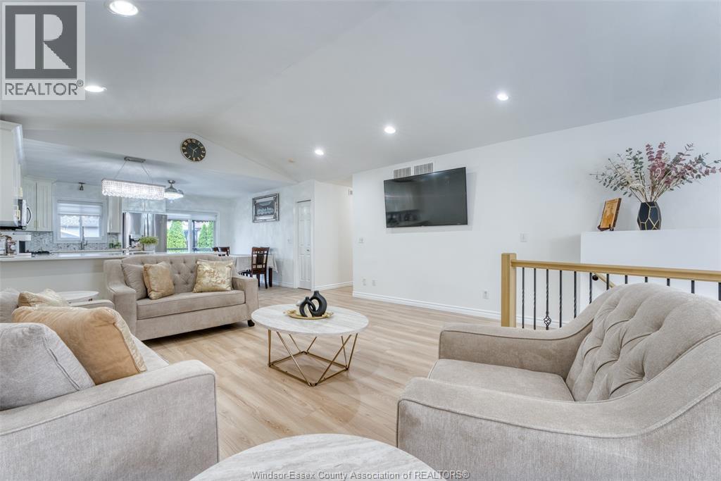 Photo 5 of 4652 Helsinki Crescent, Windsor ON