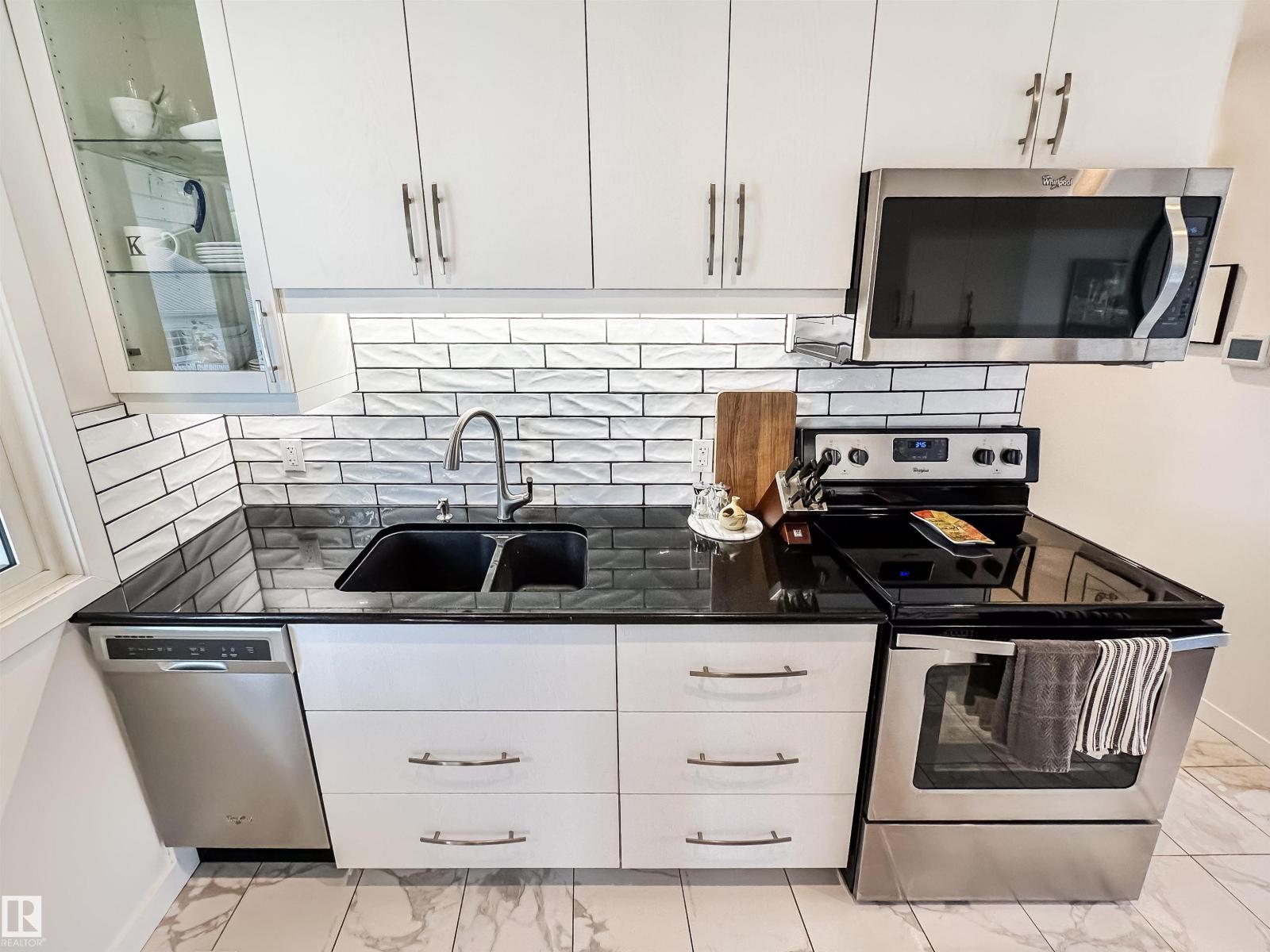 Photo 3 of 10556 162 St Nw, Edmonton AB