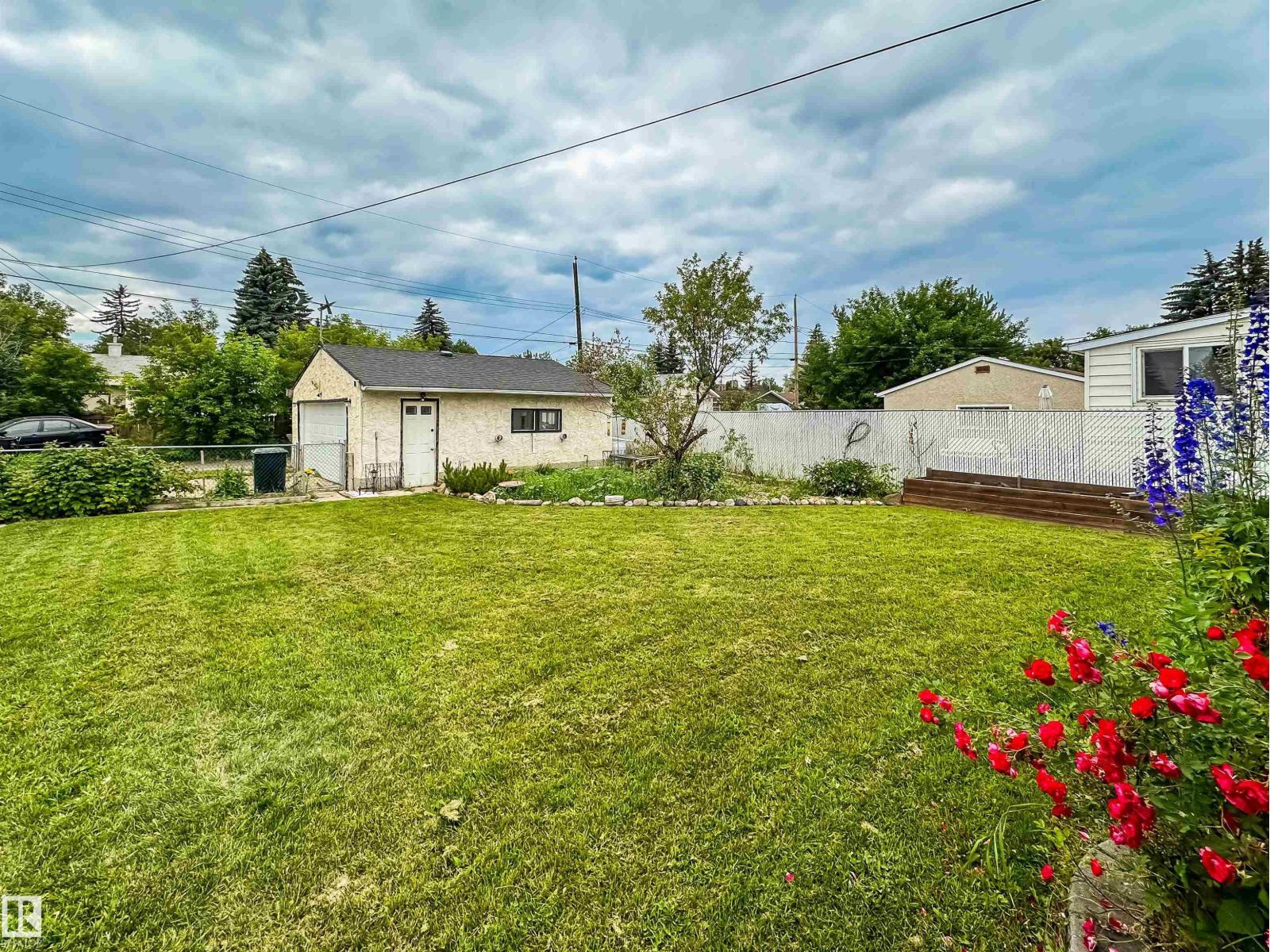 Photo 9 of 10556 162 St Nw, Edmonton AB