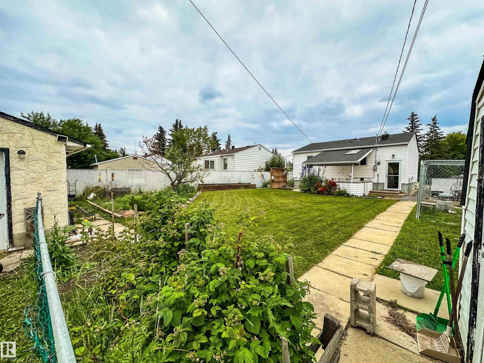 Photo 4 of 10556 162 St Nw, Edmonton AB
