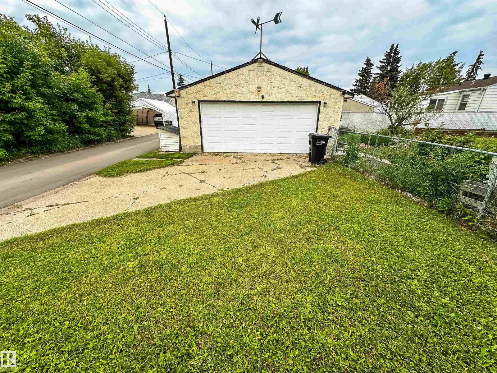 Photo 8 of 10556 162 St Nw, Edmonton AB