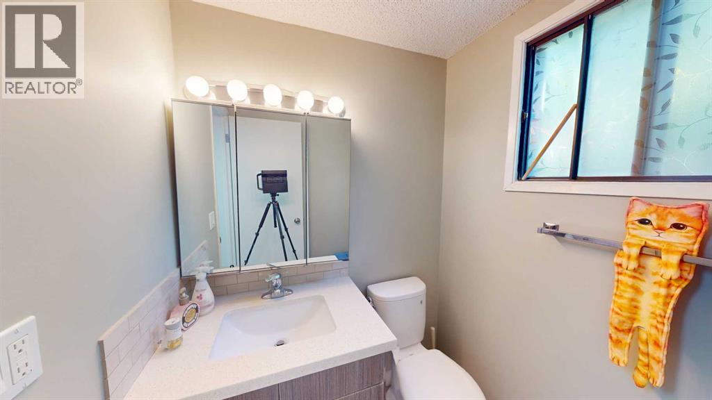 Single Family House for Sale in  Shawmeadows Road SW Shawnessy Calgary 
