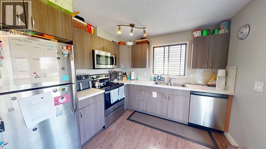 Single Family House for Sale in  Shawmeadows Road SW Shawnessy Calgary 