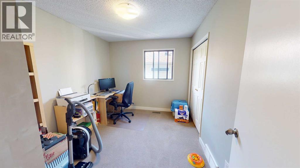 Single Family House for Sale in  Shawmeadows Road SW Shawnessy Calgary 