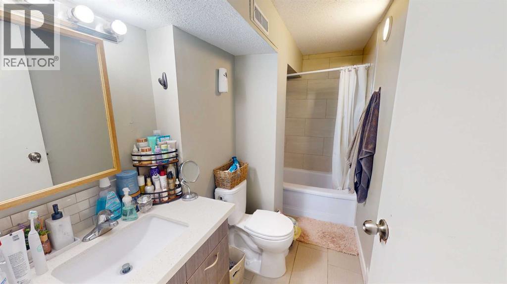 Single Family House for Sale in  Shawmeadows Road SW Shawnessy Calgary 
