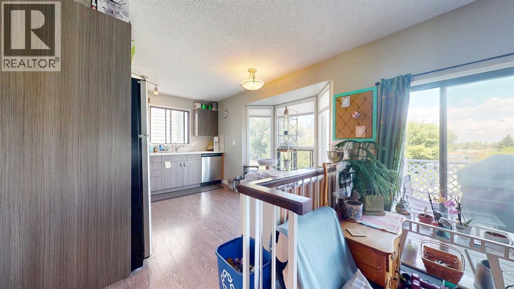 Single Family House for Sale in  Shawmeadows Road SW Shawnessy Calgary 