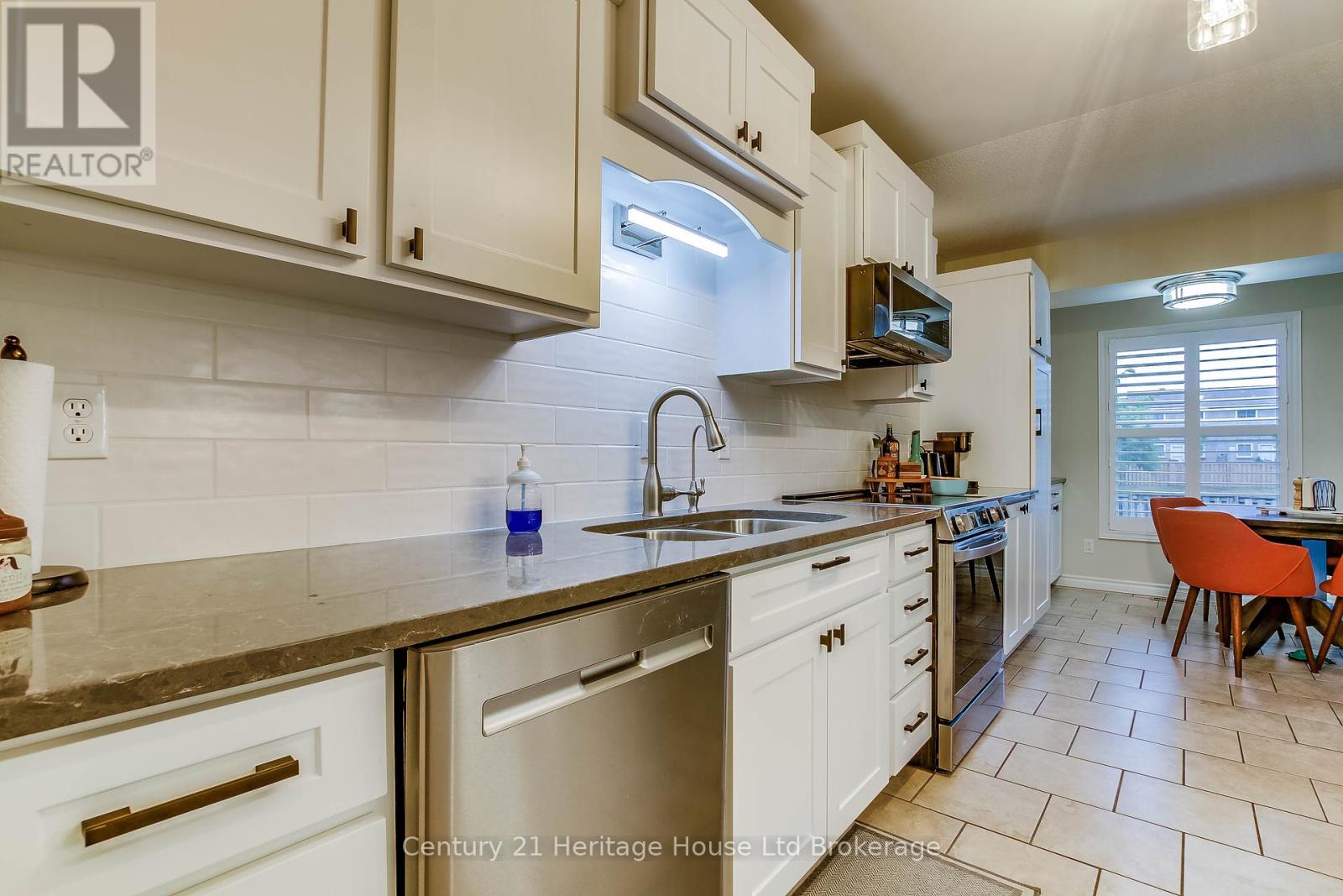 Photo 2 of 6 395 Springbank Avenue N, Woodstock ON