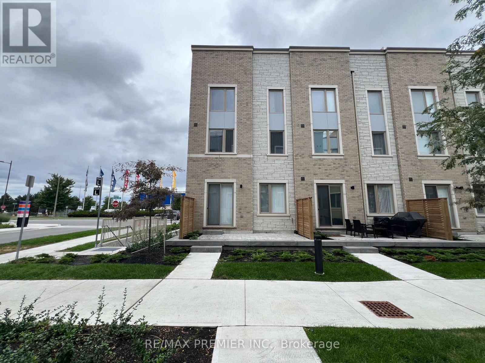 Photo 4 of 3 Mable Smith Way, Vaughan ON