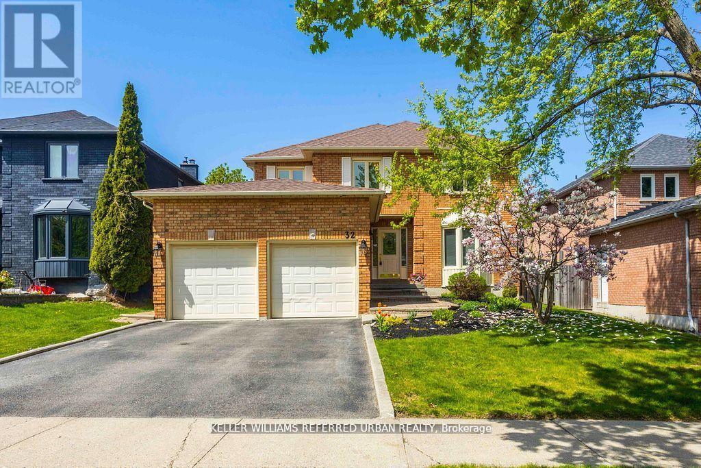 Photo 1 of 32 Nelson Circle, Newmarket ON