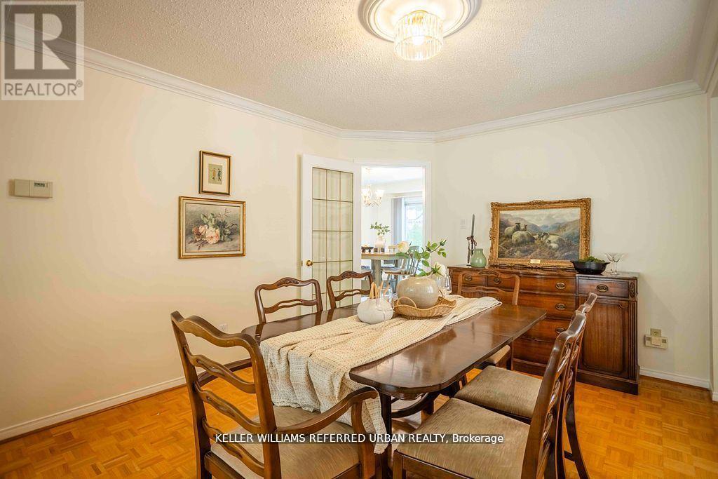 Photo 10 of 32 Nelson Circle, Newmarket ON