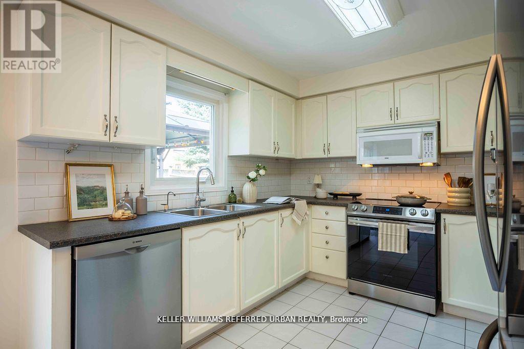 Photo 11 of 32 Nelson Circle, Newmarket ON