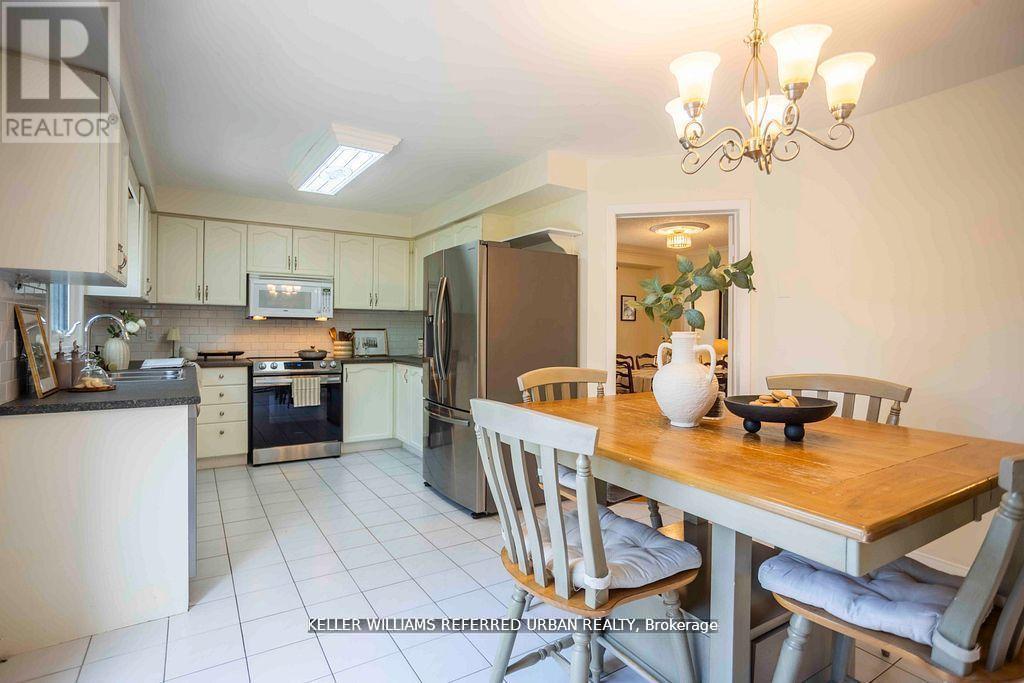 Photo 12 of 32 Nelson Circle, Newmarket ON