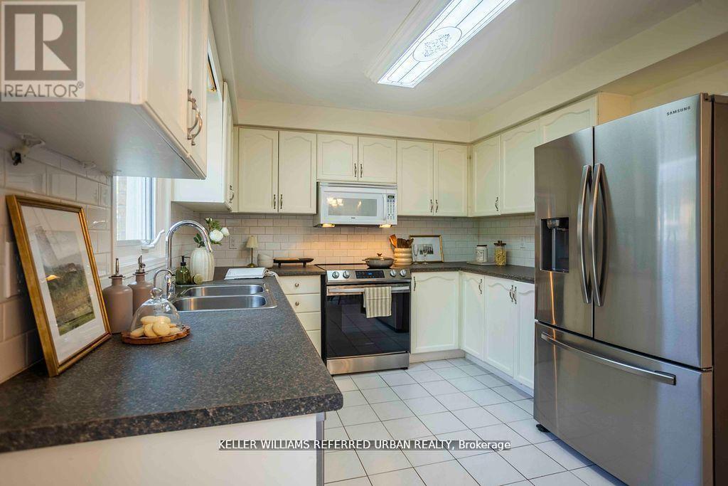 Photo 13 of 32 Nelson Circle, Newmarket ON