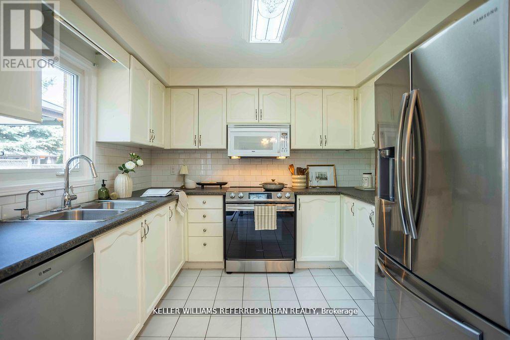 Photo 14 of 32 Nelson Circle, Newmarket ON