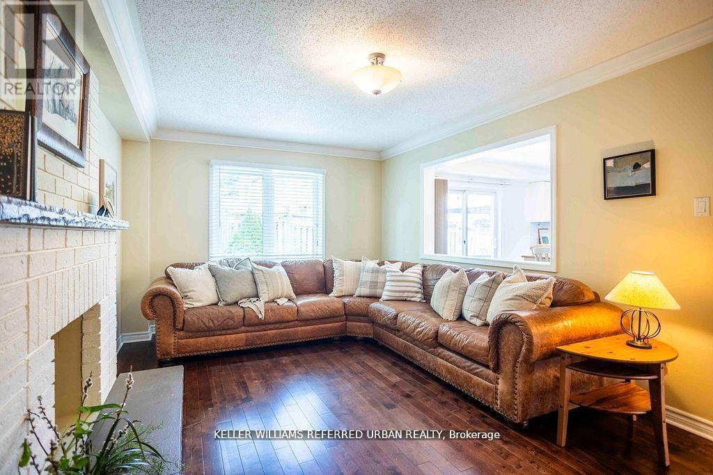 Photo 16 of 32 Nelson Circle, Newmarket ON
