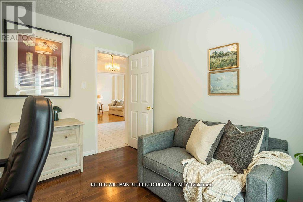 Photo 18 of 32 Nelson Circle, Newmarket ON