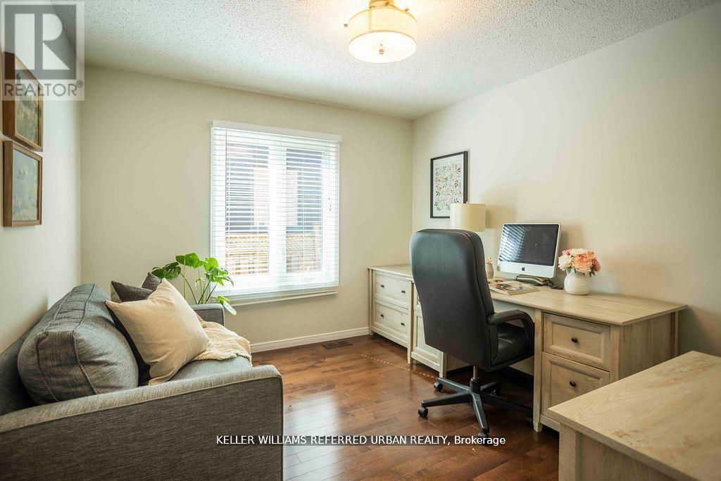 Photo 19 of 32 Nelson Circle, Newmarket ON